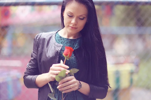 Menina com flor de rosa — Fotografia de Stock