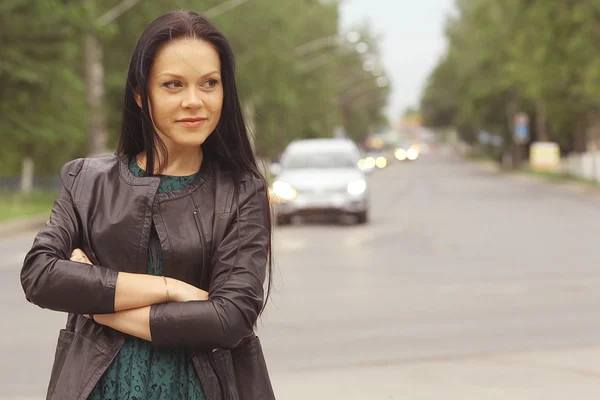 Beautiful girl in the city — Stock Photo, Image