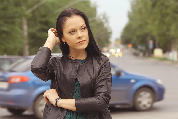 Hermosa chica en la ciudad — Foto de Stock