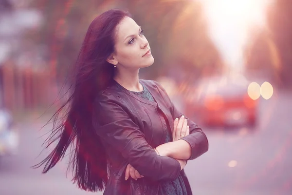 Beautiful girl in the city — Stock Photo, Image