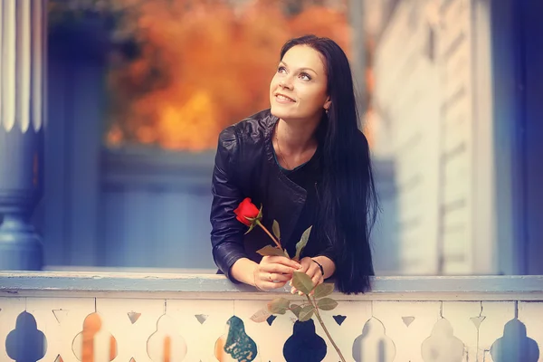 Menina segurando rosa flor — Fotografia de Stock