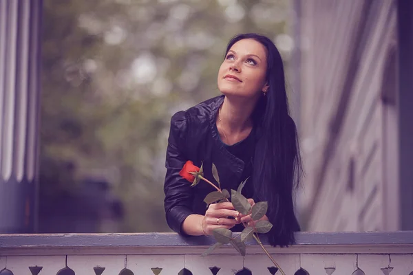 Ragazza che tiene fiore di rosa — Foto Stock