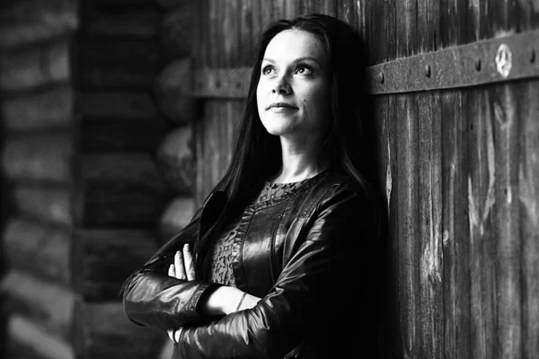 Ragazza vicino al muro di legno — Foto Stock