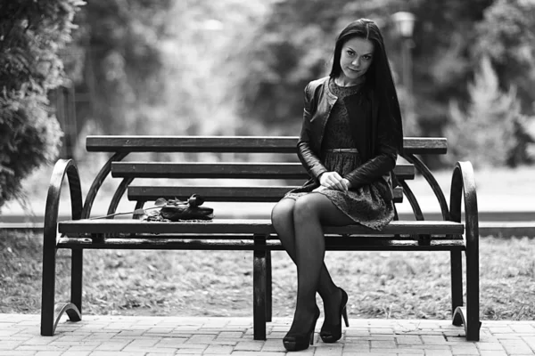 Fille assise sur le banc — Photo