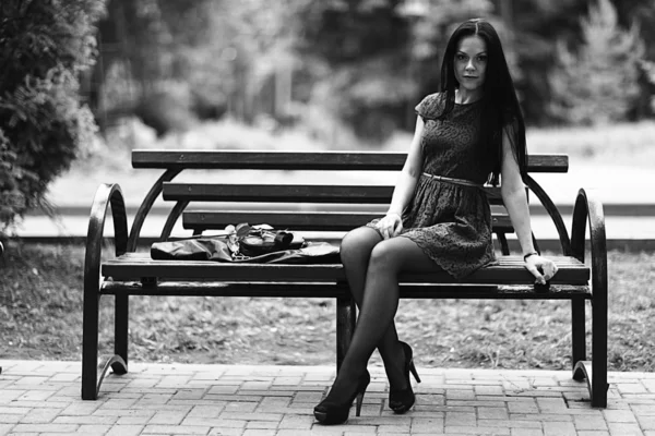 Fille assise sur le banc — Photo