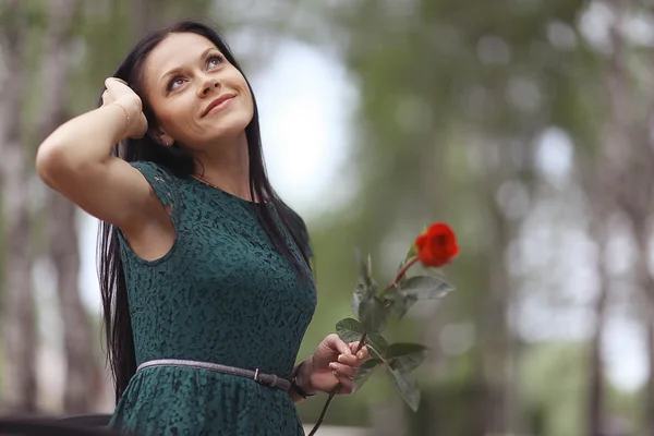 バラの花を持つ女性 — ストック写真