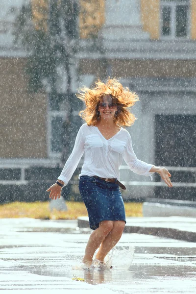 Mädchen springt in die Pfütze — Stockfoto