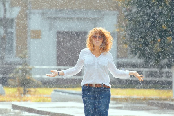 Frau im Regen — Stockfoto