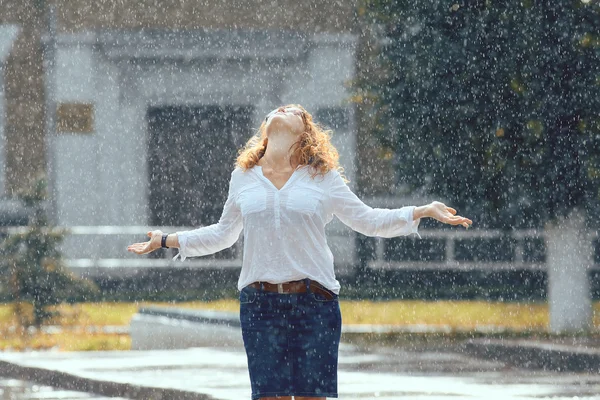 Frau im Regen — Stockfoto