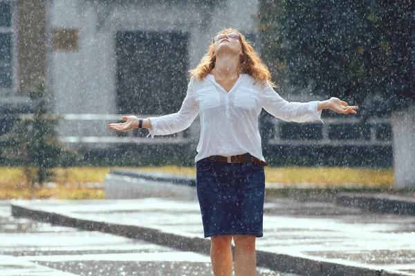 Femme sous la pluie — Photo