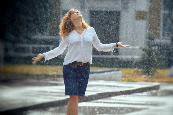 在雨中的女人 — 图库照片