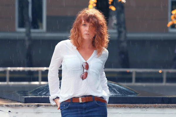 Menina triste na chuva — Fotografia de Stock