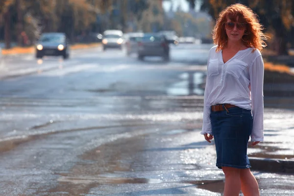 Mujer pelirroja bajo la lluvia —  Fotos de Stock