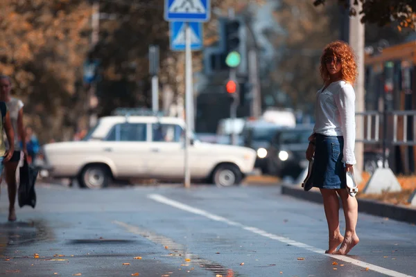 通りを歩いて裸足少女 — ストック写真