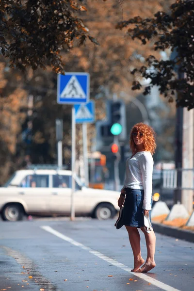 通りを歩いて裸足少女 — ストック写真