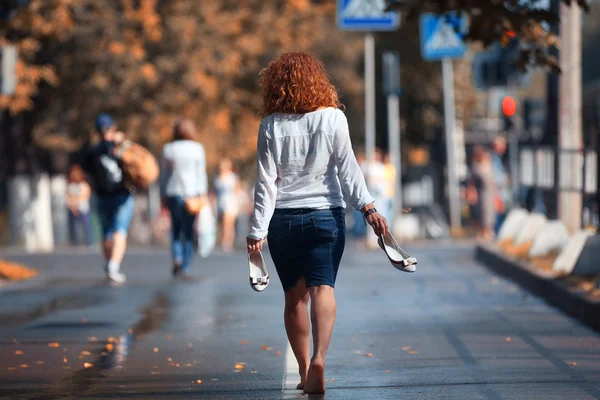 Yalınayak kız sokakta yürürken — Stok fotoğraf