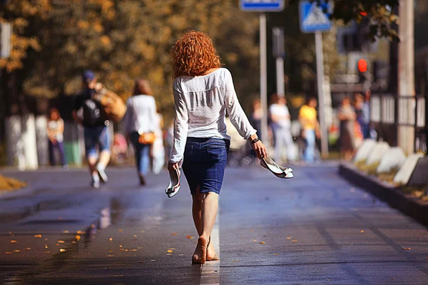 Descalço menina andando na rua — Fotografia de Stock