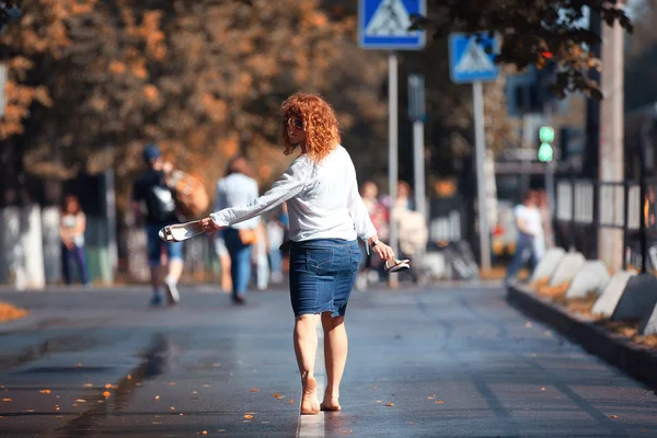 Chica descalza caminando por la calle — Foto de Stock