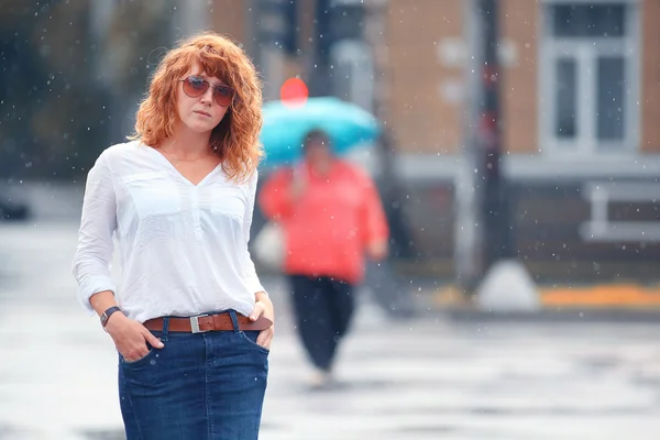 Mujer pelirroja bajo la lluvia —  Fotos de Stock