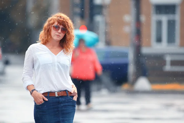 Mujer pelirroja bajo la lluvia —  Fotos de Stock