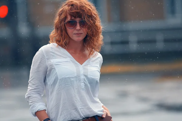 Red-haired  woman in the rain — Stock Photo, Image