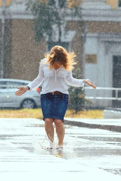 Mädchen springt in die Pfütze — Stockfoto