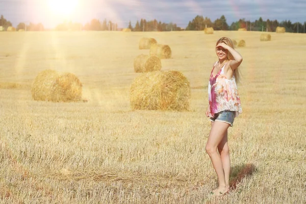 Счастливая женщина на поле — стоковое фото
