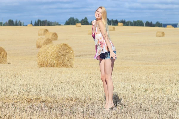 Glückliche Frau auf dem Feld — Stockfoto