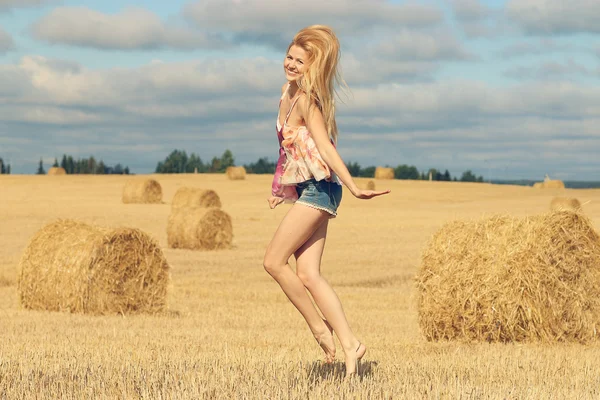 Mujer rubia salta en el campo —  Fotos de Stock