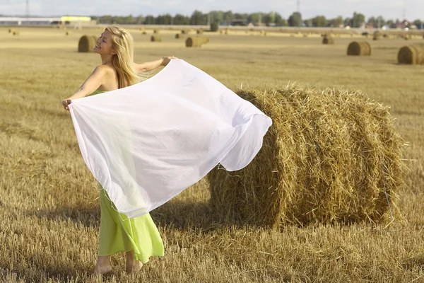 Frau mit Schal auf Feld — Stockfoto