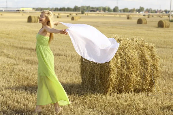 Kvinna med scarf på fältet — Stockfoto
