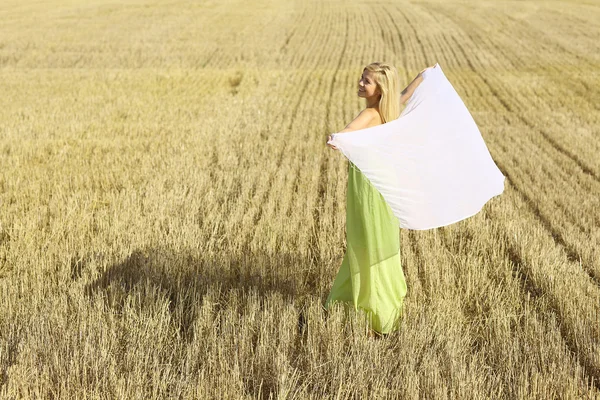 Женщина с шарфом на поле — стоковое фото