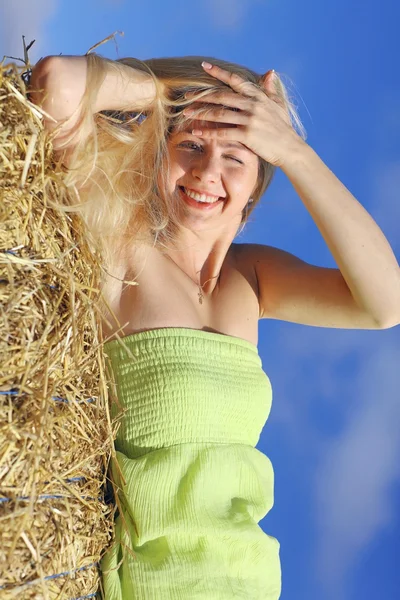 Blonde Frau liegt auf dem Heu — Stockfoto