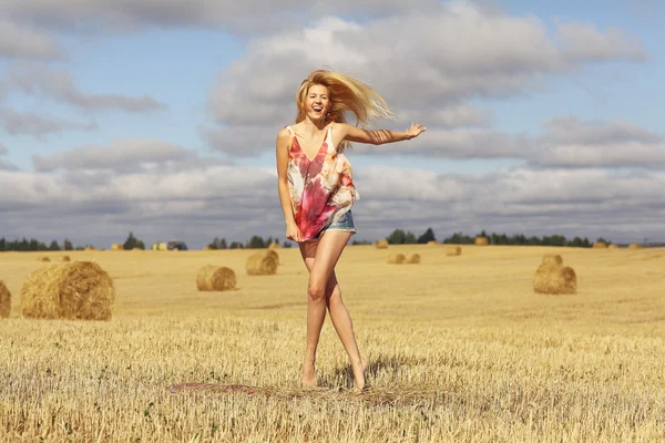 Femme blonde en automne champ ensoleillé — Photo