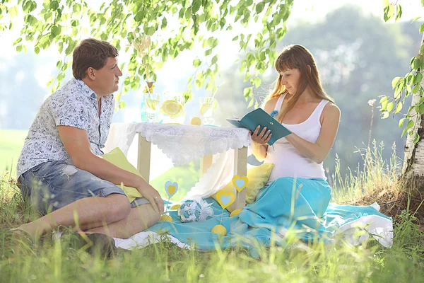 Hombre y mujer embarazada tienen picnic — Foto de Stock