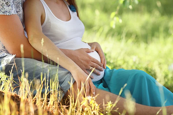 Man en een zwangere vrouw — Stockfoto