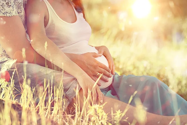 Man en een zwangere vrouw — Stockfoto