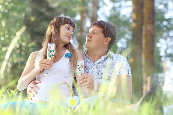 Homme et femme enceinte dans le parc — Photo