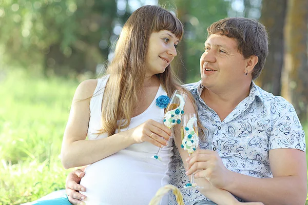 男子和一名孕妇在公园 — 图库照片