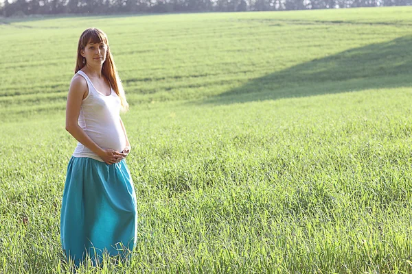 Donna incinta in campo — Foto Stock