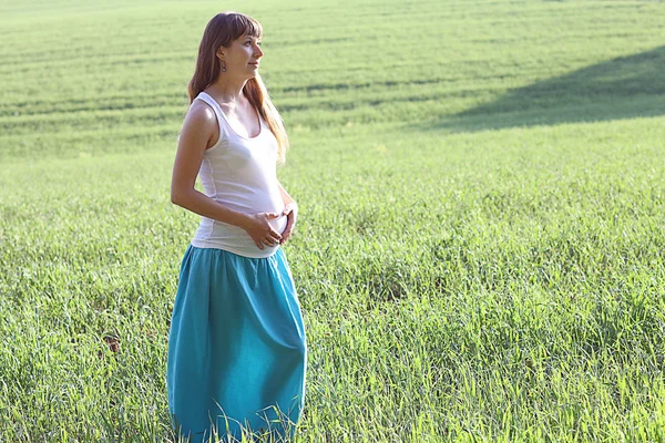 필드에 임신한 여자 — 스톡 사진