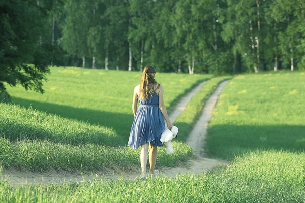 Menina andando no campo — Fotografia de Stock