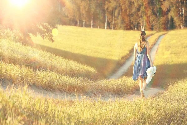 Ragazza a piedi nel campo — Foto Stock