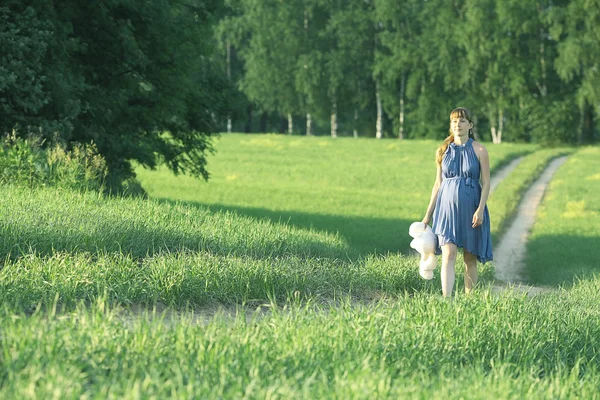 Mädchen läuft auf der Straße in einem Feld — Stockfoto