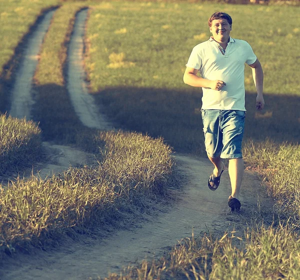 Человек, бегущий в поле — стоковое фото