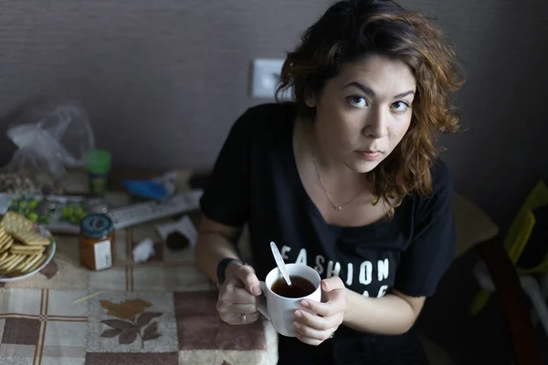 Chica bebe café en la cocina —  Fotos de Stock