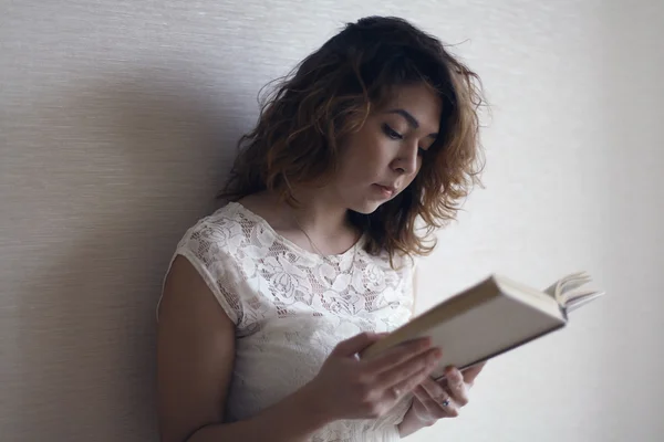 Girl reading book — Stock Photo, Image