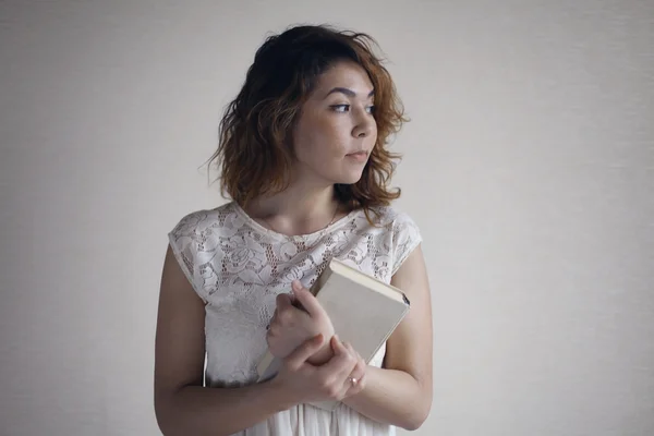 Menina segurando livro — Fotografia de Stock