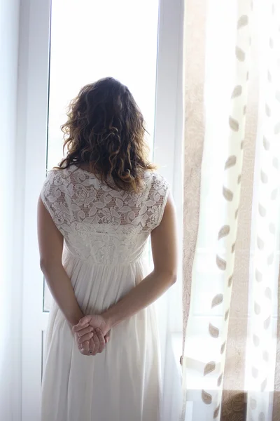 Ragazza che guarda la finestra — Foto Stock