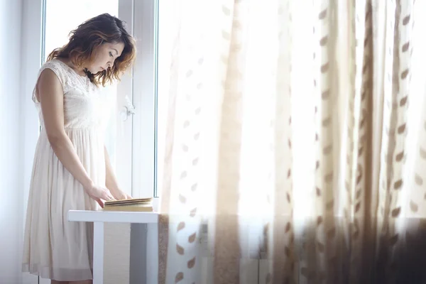 Girl reading book — Stock Photo, Image